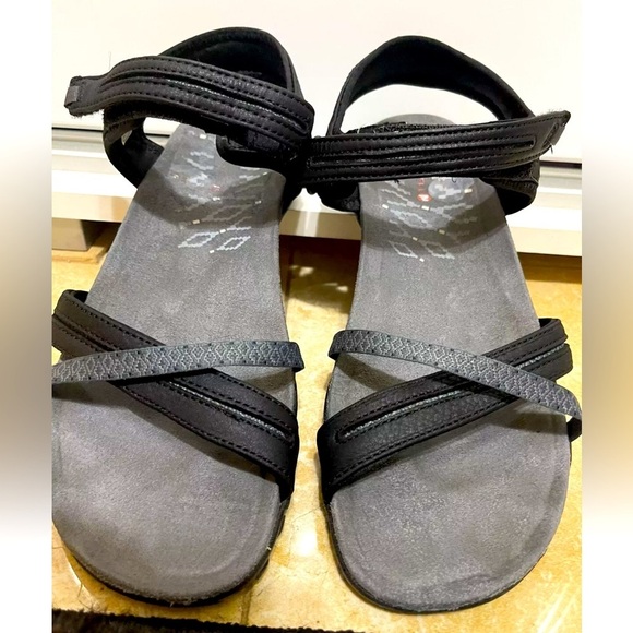 Merrell Women's Size 10  Strappy Sandals Hiking Shoes very comfy black leather - Picture 1 of 5